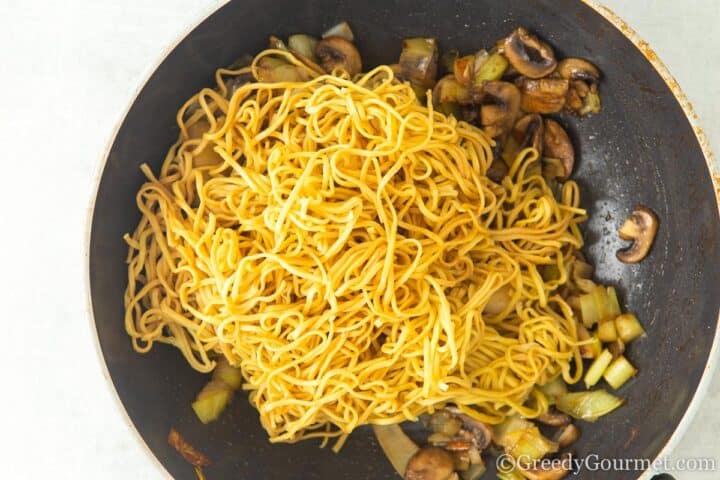 add noodles to fried mushrooms and leeks.