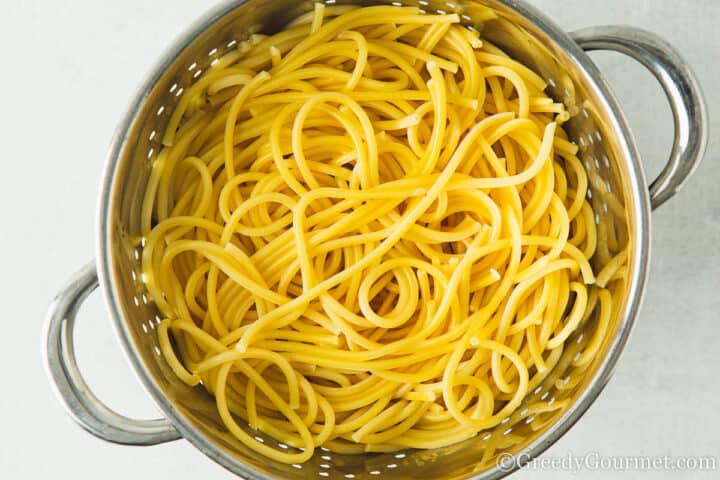 cooked spaghetti.