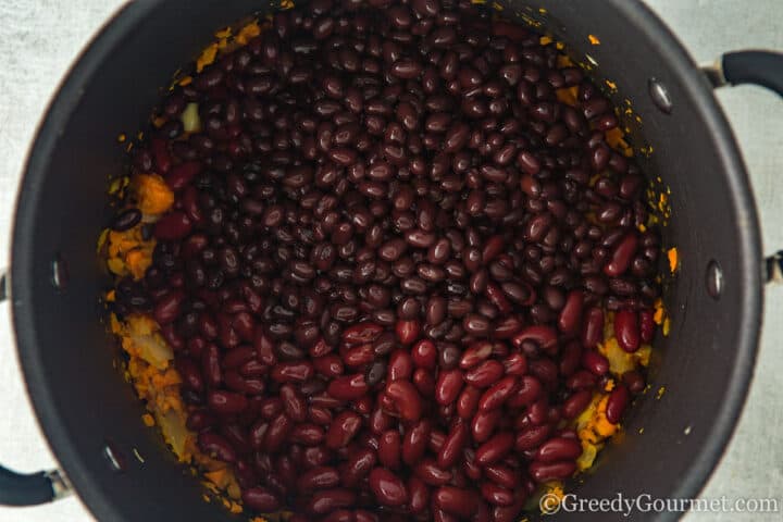 add black red kidney beans to pot.