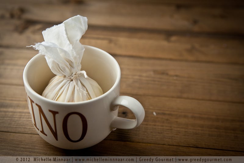 Tie up the muslin bag with a string