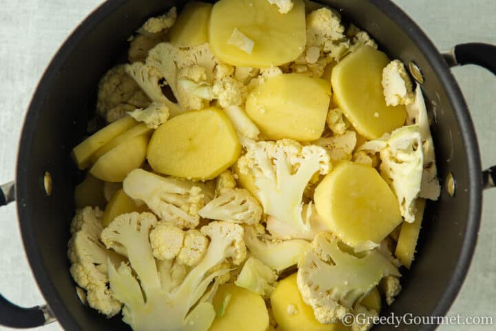 add potato and cauliflower to pot.