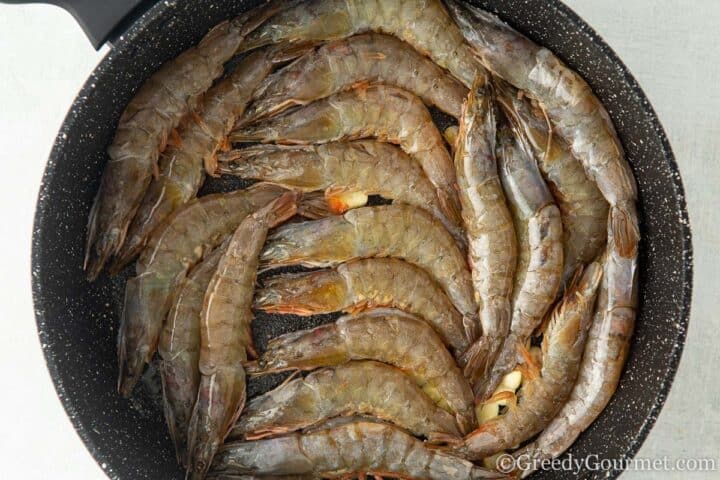 add raw prawns to butter and garlic.