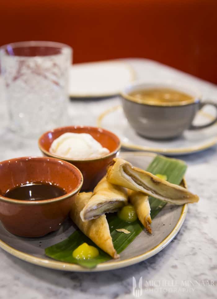 Bananas fried in spring rolls