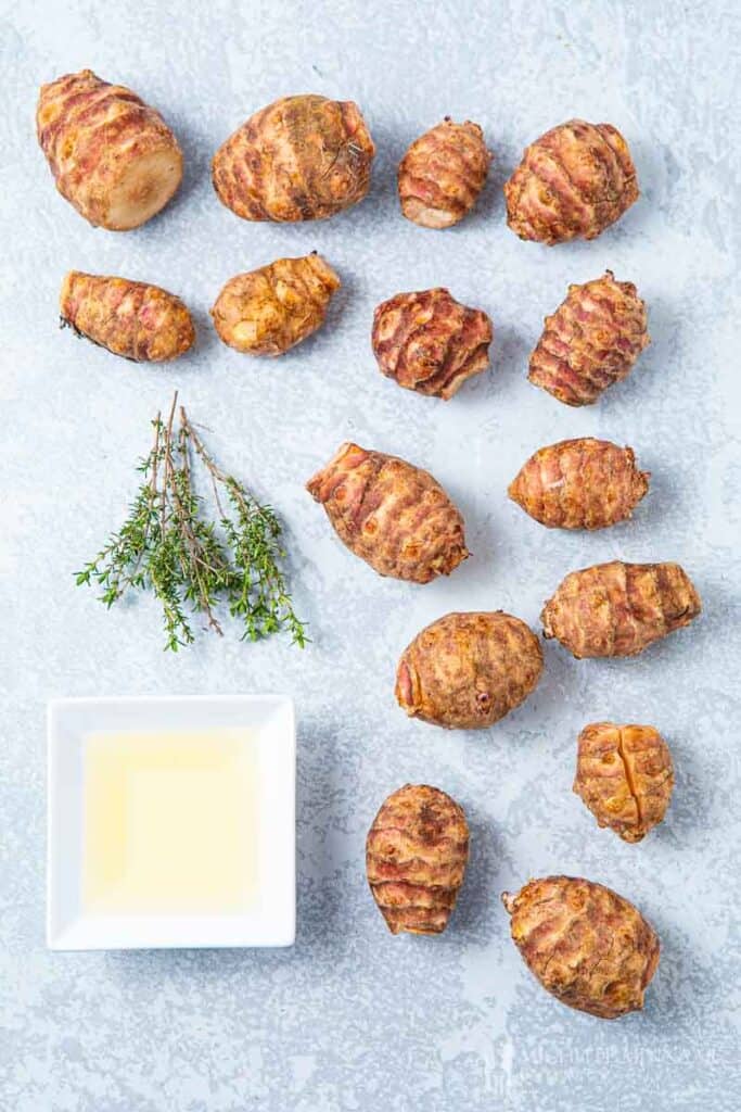 Raw Jerusalem artichokes with thyme and oil