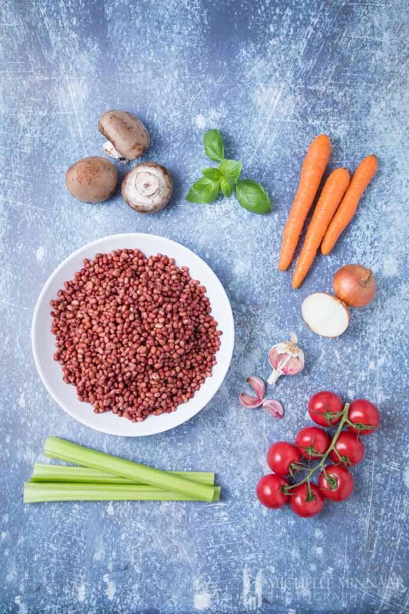 Ingredients for vegan spaghetti bolognese: Tomato Carrot Mushroom Celery