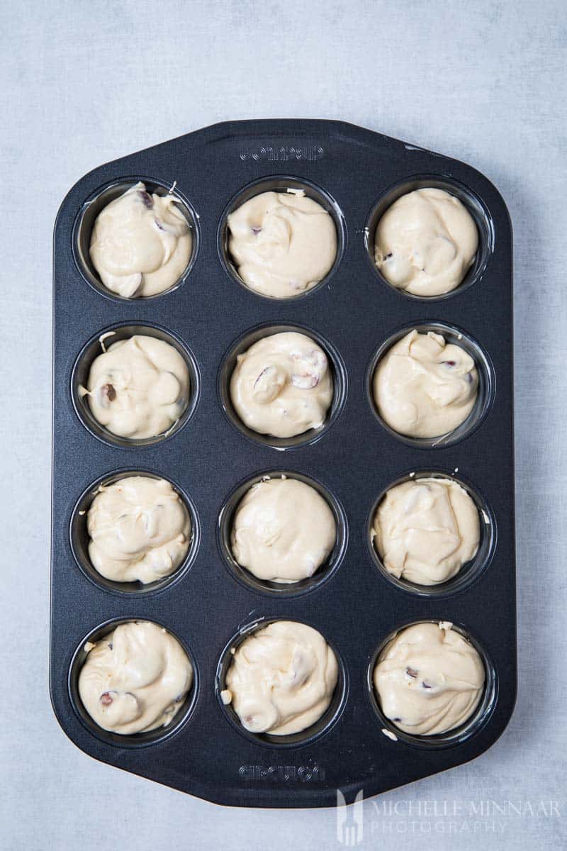Scoops of wet muffin better in a muffin tin 