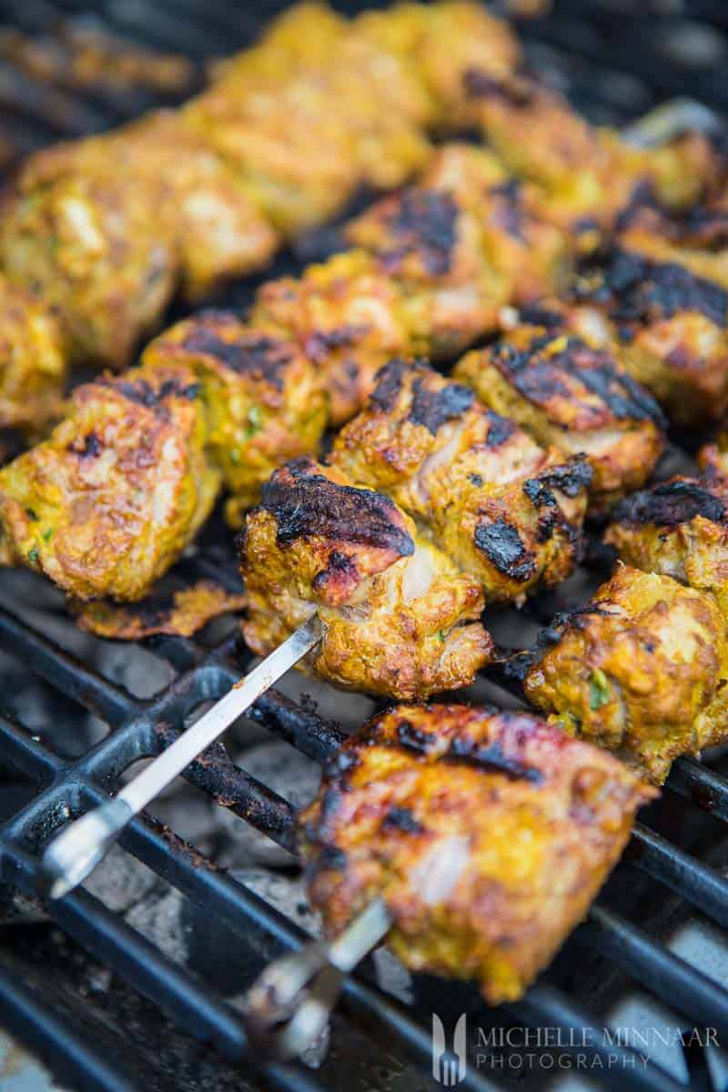 Eine Nahaufnahme von Lammfleisch, das auf dem Grill gegrillt wird 