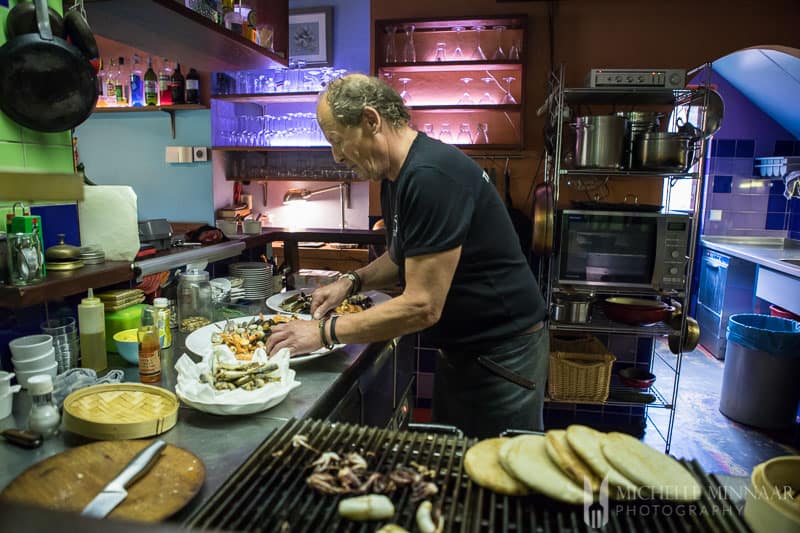 A man creating the seafood platter in the kitchen of t' kleine oestertje