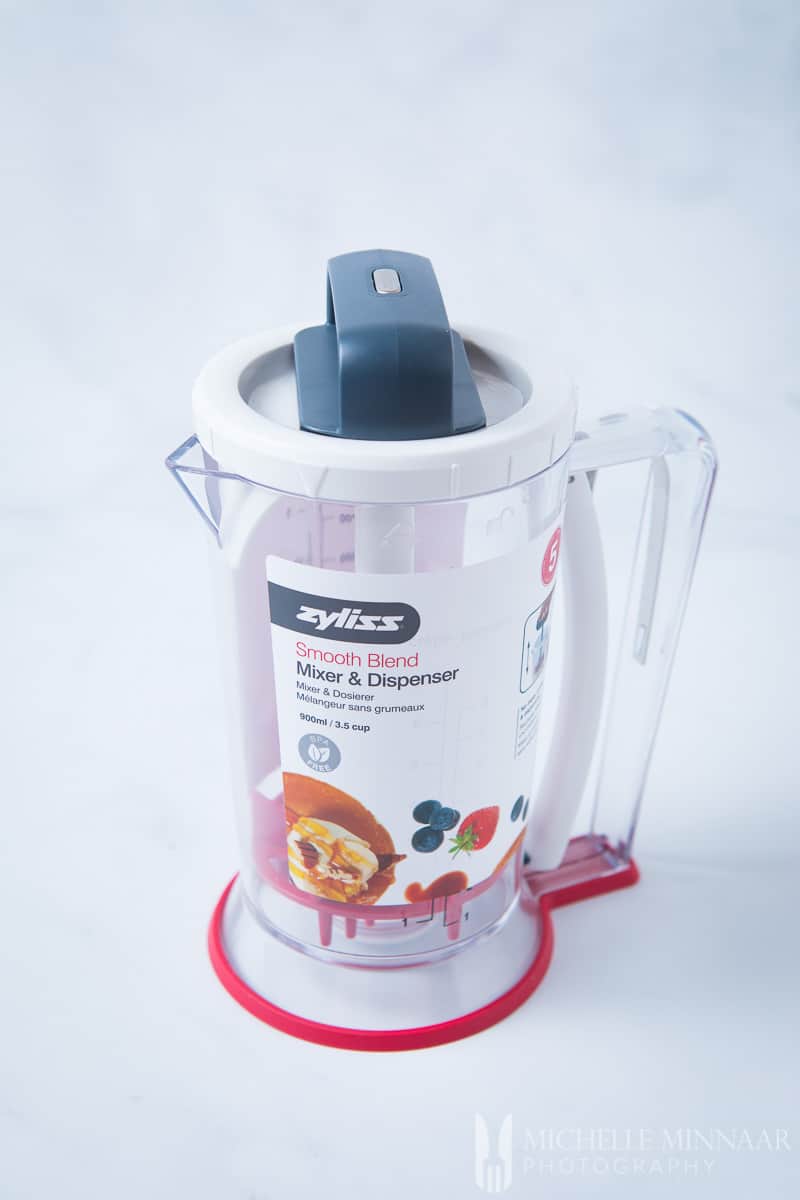A clear zyliss smooth blend machine