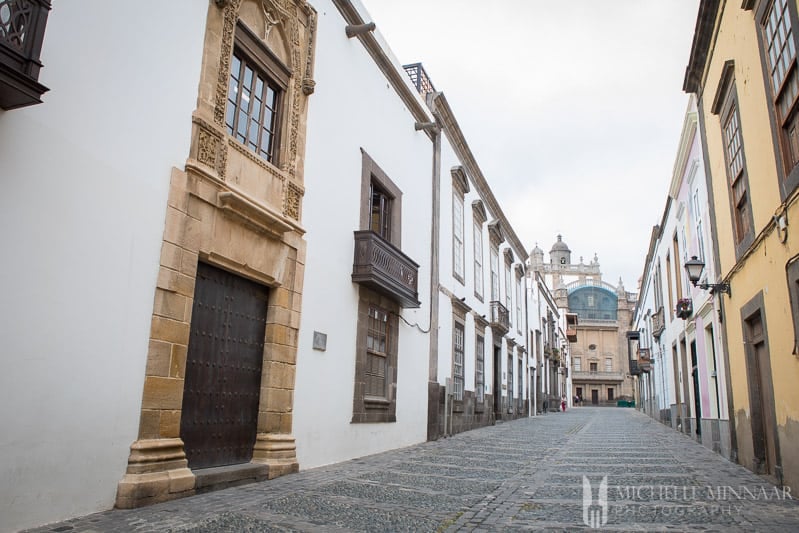 A long alleyway of white and yellow 