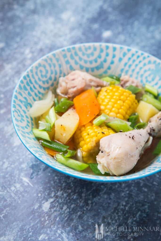Un plato de sopa ABC - pollo, maíz, zanahorias
