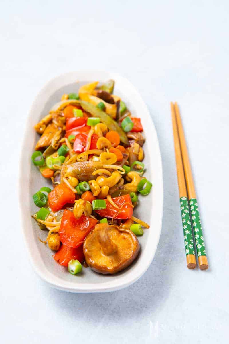 https://www.greedygourmet.com/wp-content/uploads/2019/04/veganchopsuey.jpg