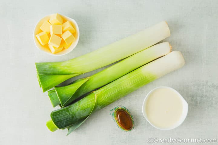 Ingredients for creamed leeks on a table.