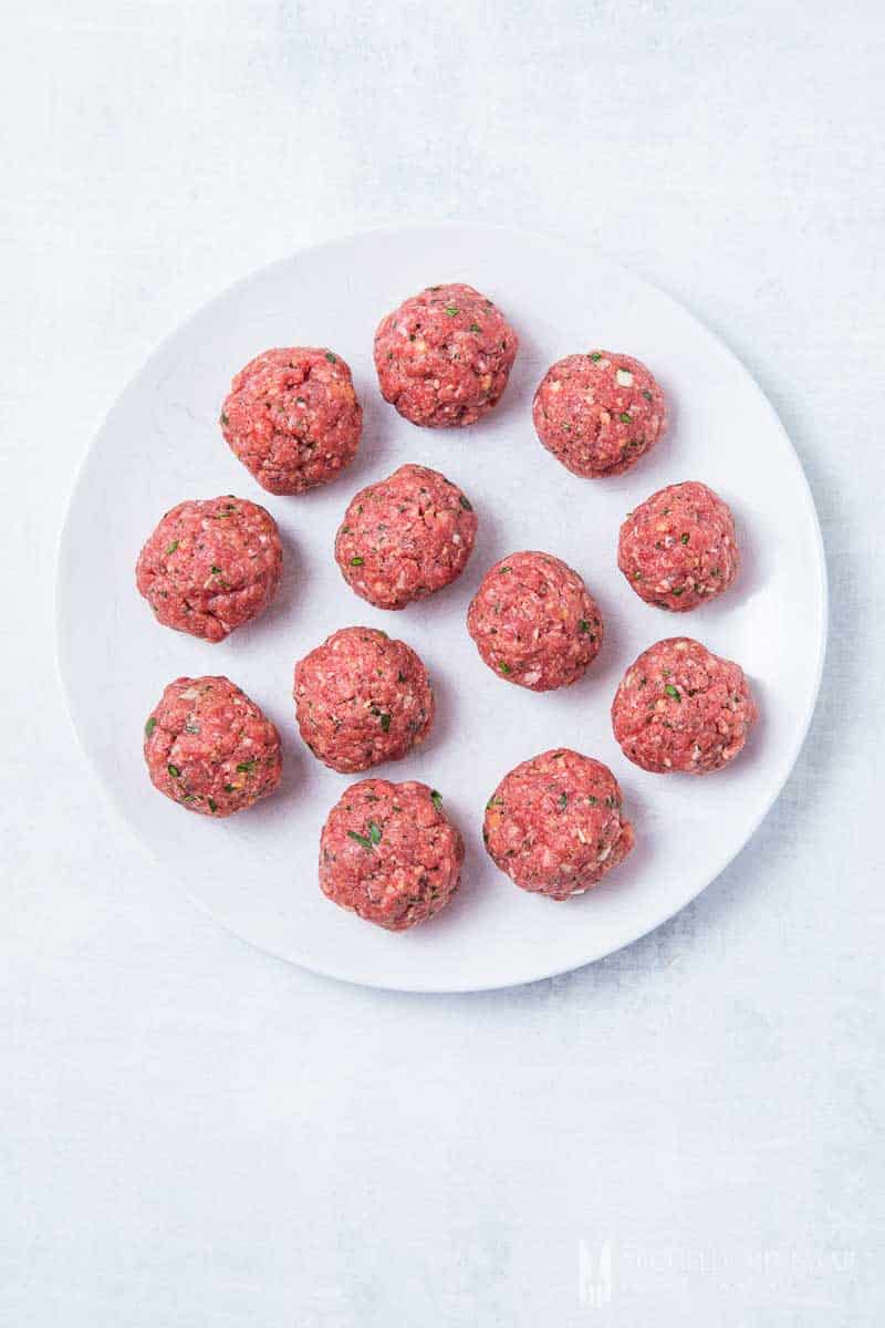 Balls of raw meat 