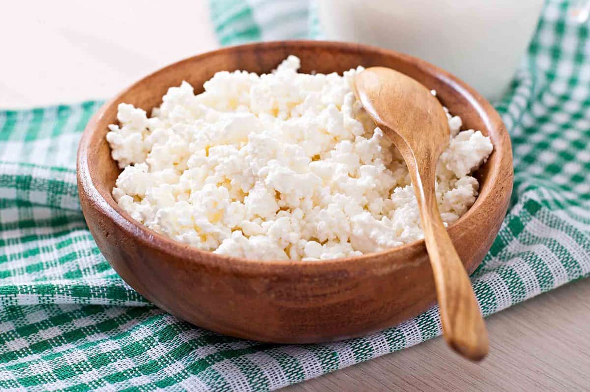 A bowl of white chunky requeson