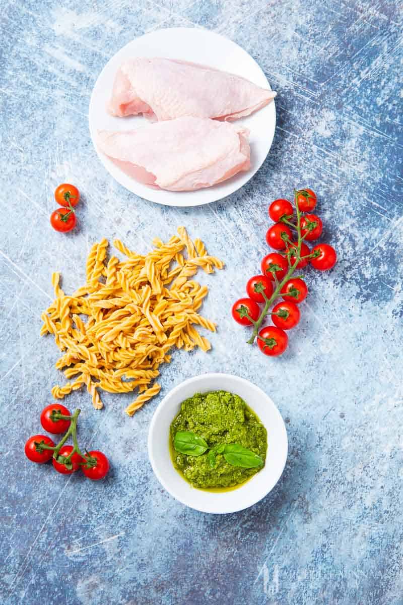 Ingredients to make chicken pesto pasta