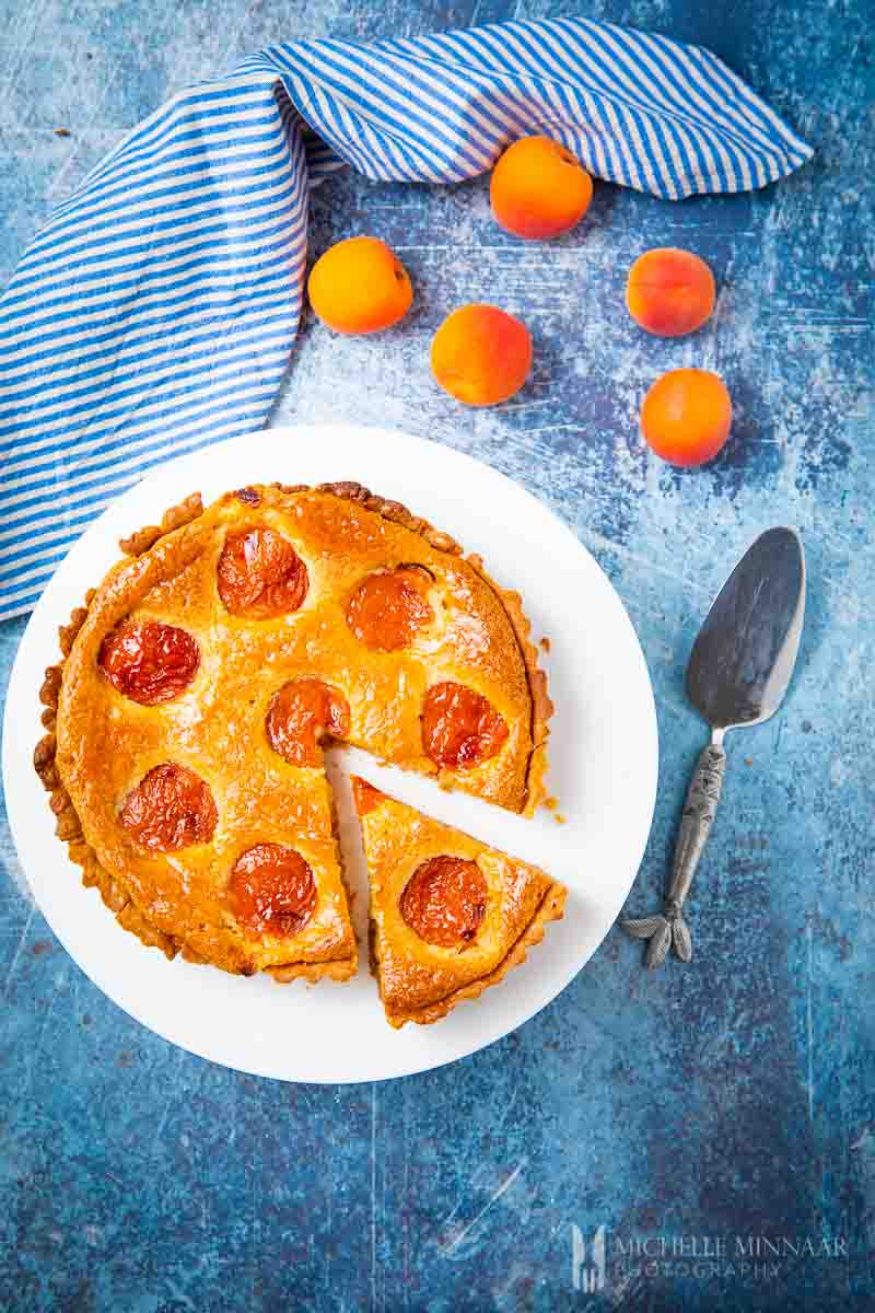 Aerial view of an apricot tart and apricots