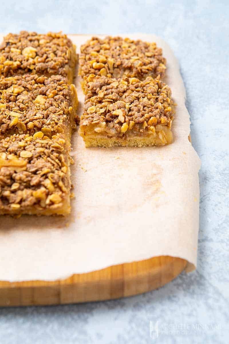 Close of of sliced apple crumble slice