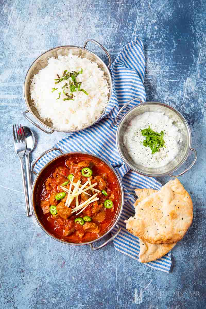 Bowl of lamb karahi , biały sos, biały sos i chleb pita 