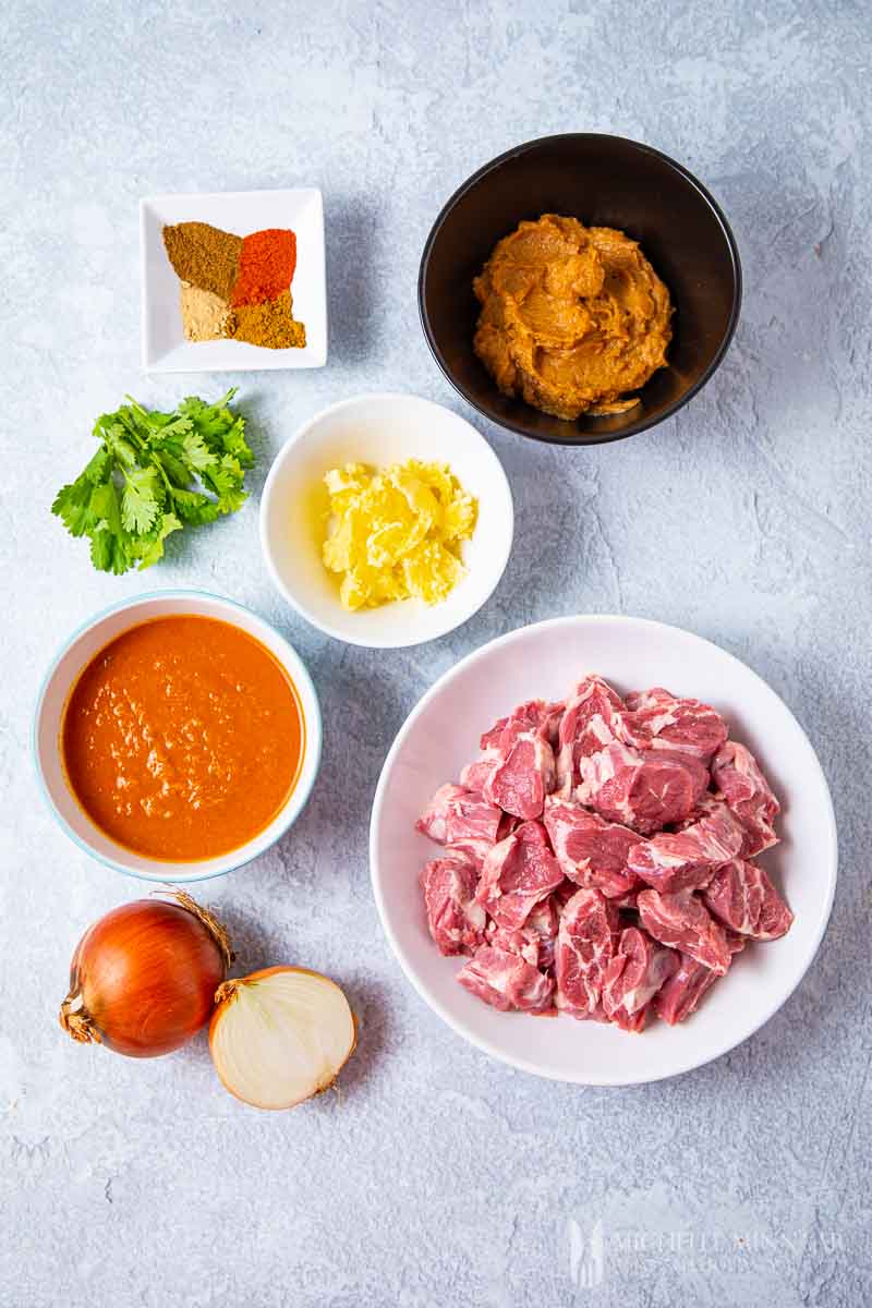 Ingredients to make lamb dopiaza