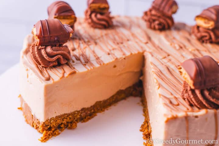 Kinder Bueno Cheesecake topped with melted chocolate and  kinder bueno pieces.