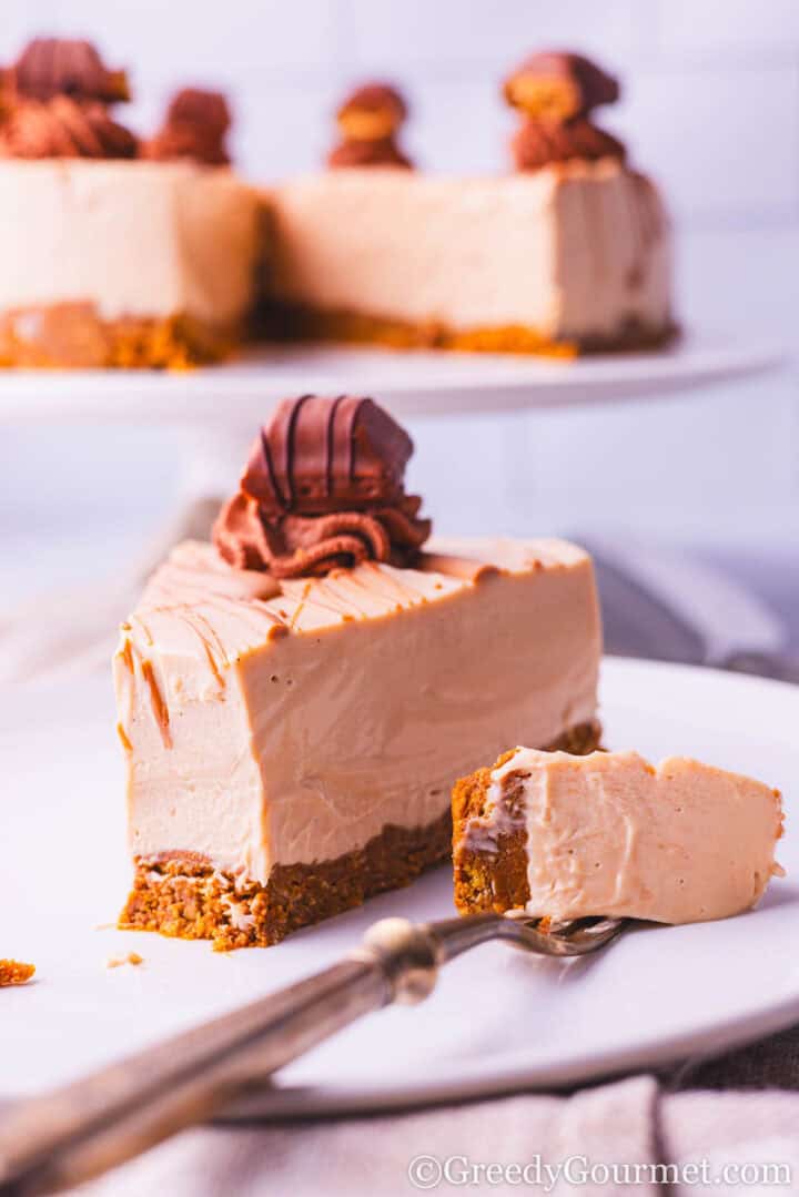 Kinder Bueno Cheesecake slice topped with chocolate.