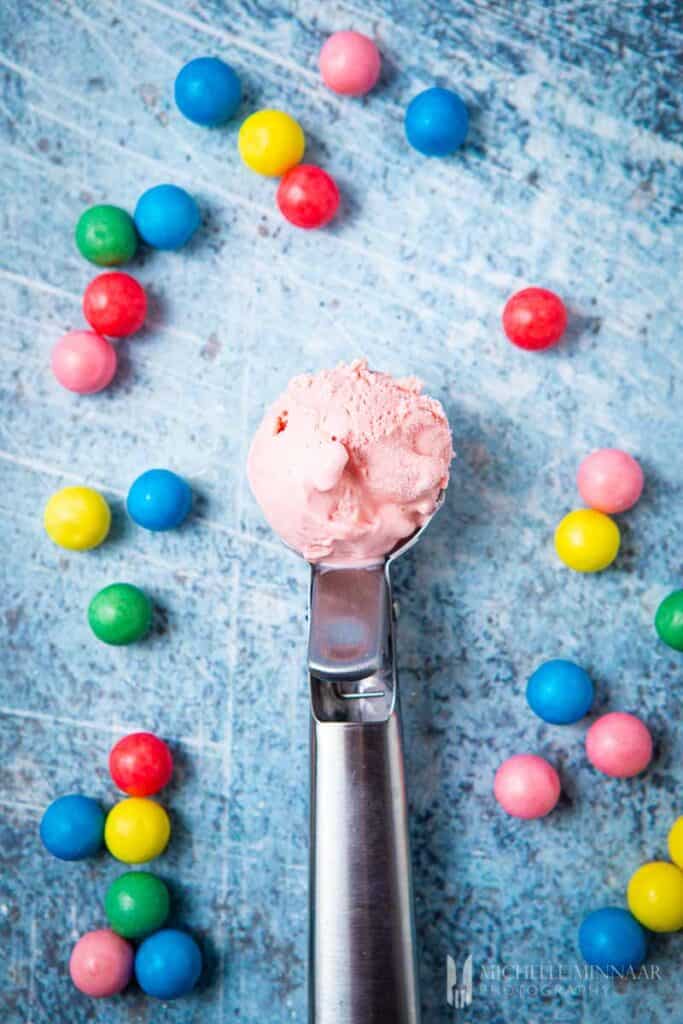One single scoop of pink bubble gum icecream