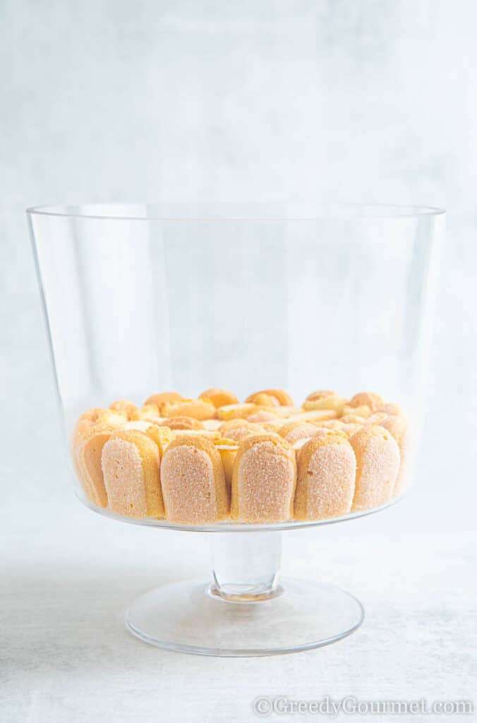 Layer of biscuits in a trifle dish