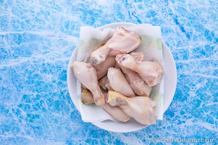 cooked chicken drumsticks.