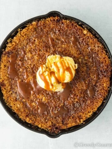 Round skillet with a salted caramel apple crumble