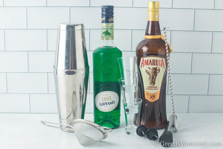 ingredients and equipment needed to make Springbokkie Shots.