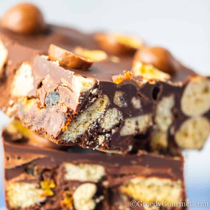 Malteser tiffin featured picture.