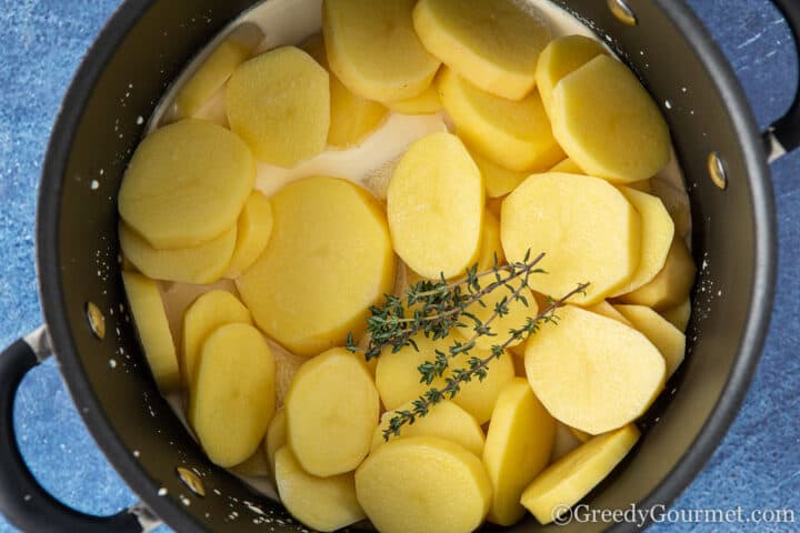 Potato slices with milk and thyme.