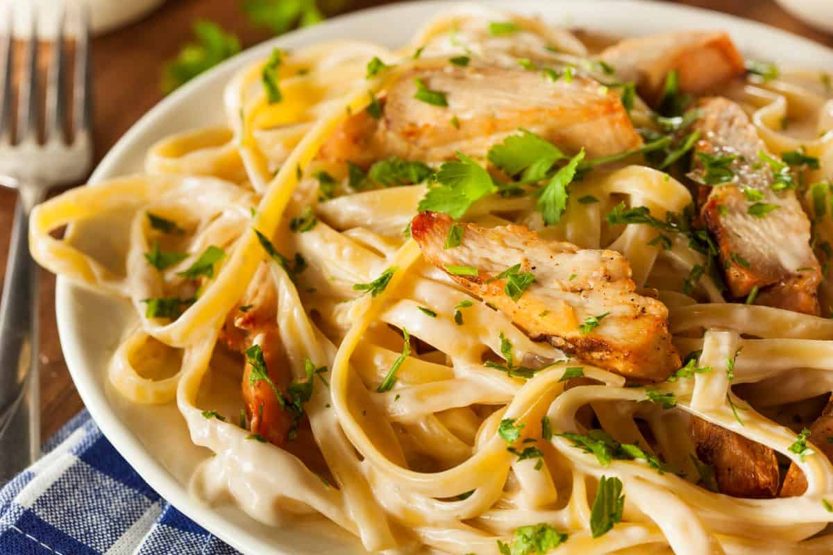 Chicken alfredo sauce pasta.