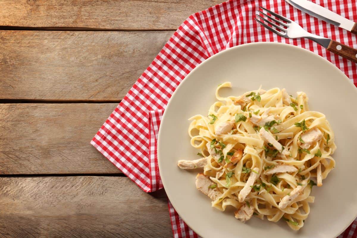 Chicken alfredo sauce pasta.