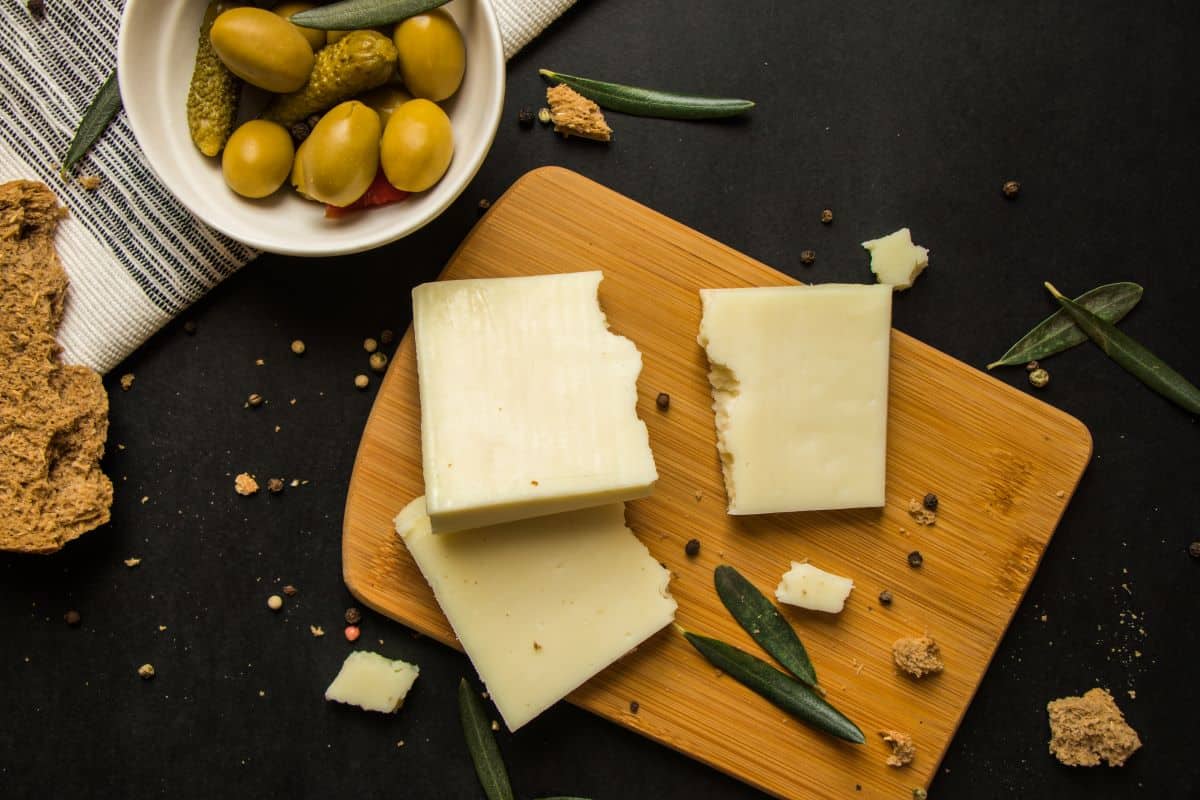 kasseri cheese with olives