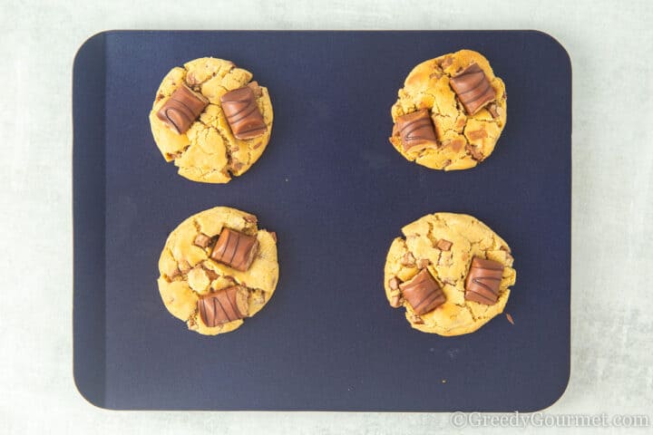 just cooked cookies on baking tray.