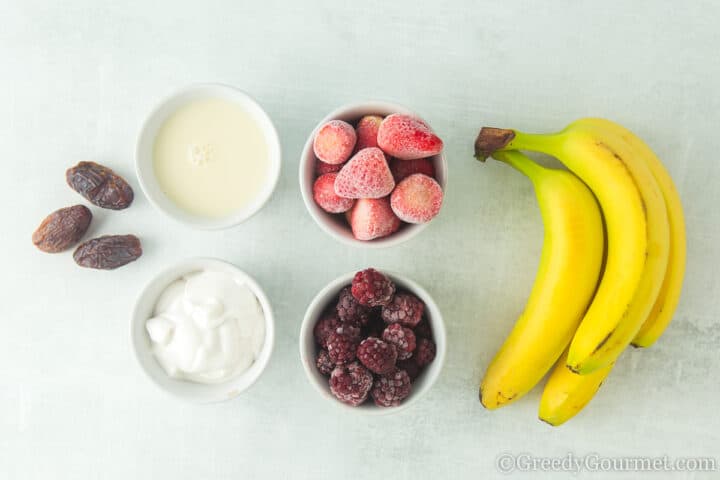 ingredients for Strawberry Blackberry Banana Smoothie.