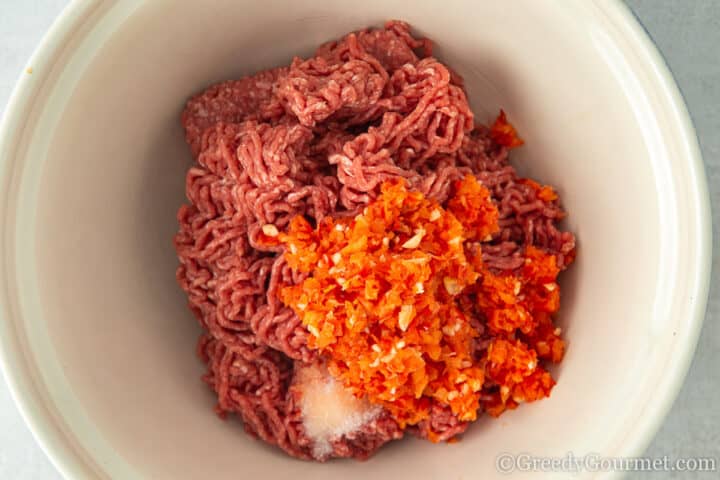 mince, pepper and garlic in a bowl.