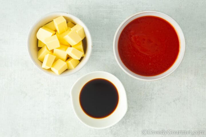 ingredients for tomato sauce.