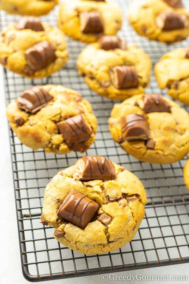 kinder bueno cookies on a cooling rack.