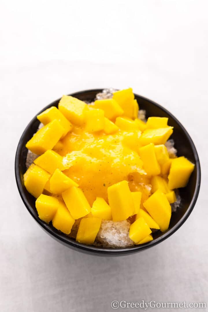 layering mango bingsu dessert.