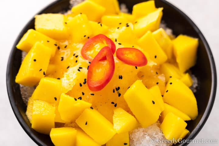 Mango bingsu dessert.