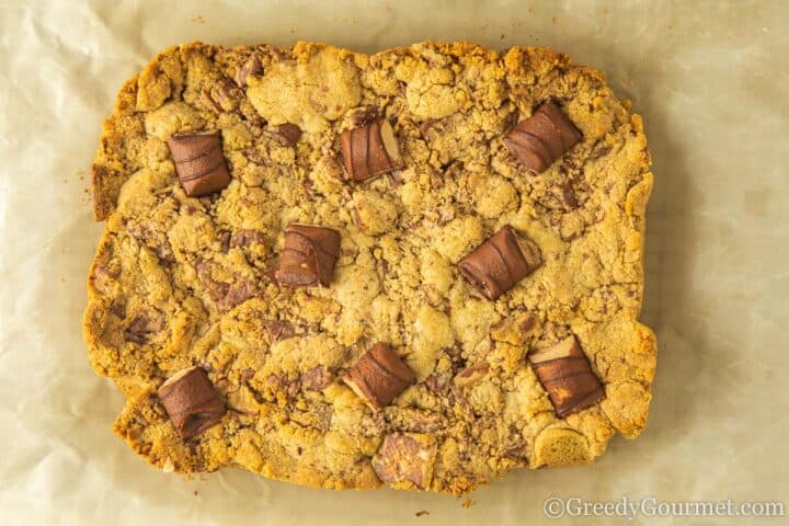 kinder Bueno cookie bars out the oven.