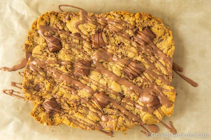 kinder Bueno cookie bars out the oven drizzled with melted chocolate.