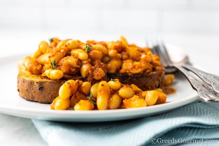 healthy baked beans on brown bread toast.