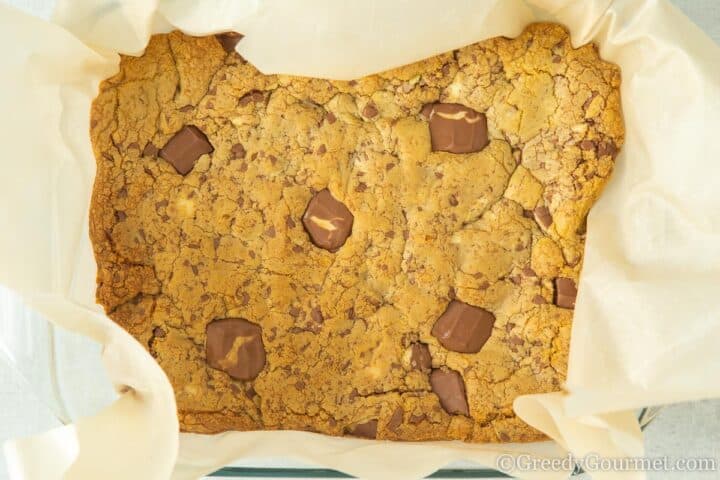 tray of baked kinder cookie.