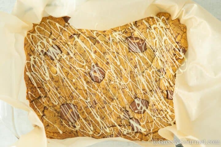 drizzled white chocolate over kinder cookie tray.