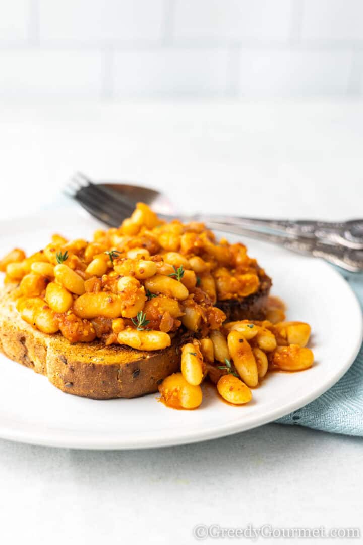 healthy baked beans on toast.