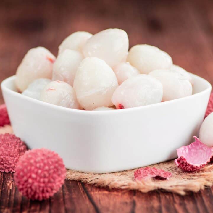 fruits that start with l, lychee.